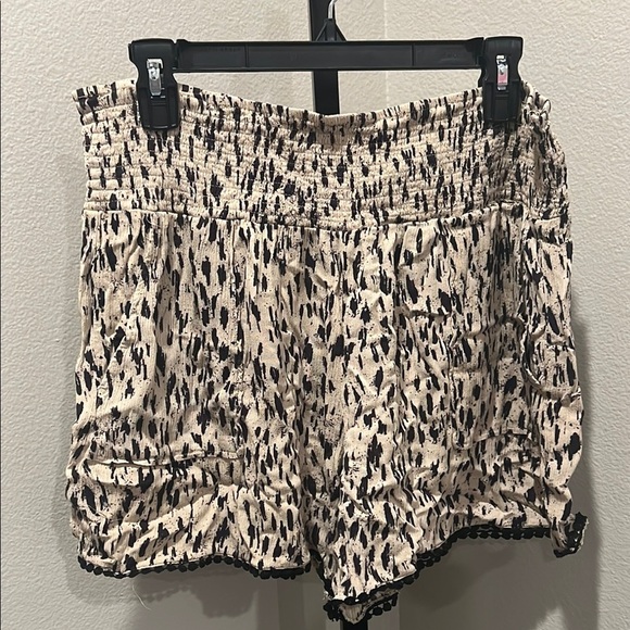 Three Dots Pants - Three Dots Cream and Black High Waist Shorts